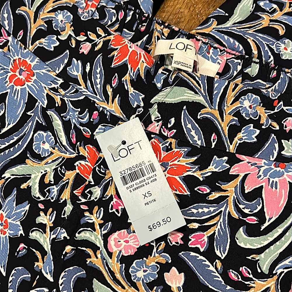 •NWT LOFT PXS Blue floral print stretch waisted capris• - Picture 6 of 11
